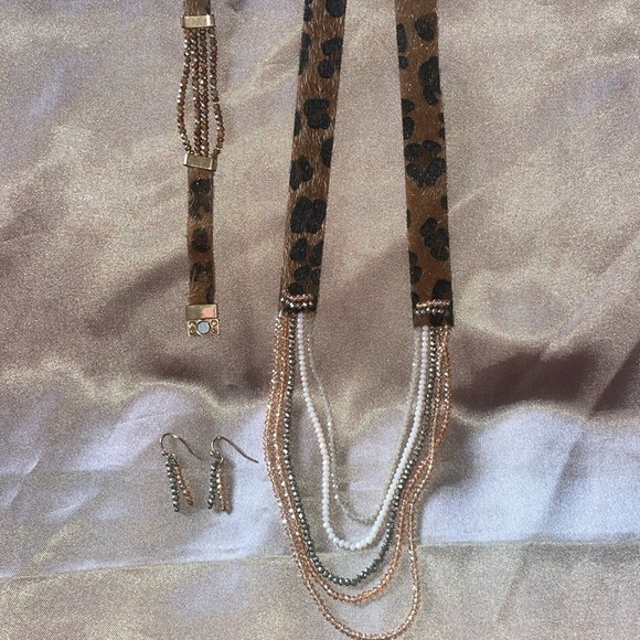 Blazin Roxx by M & F Western Leopard Fur Print Necklace Bracelet & Earrings Set - Picture 4 of 13